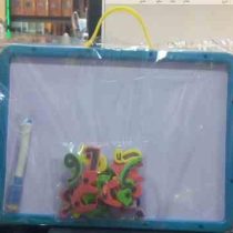 تخته وایت برد مغناطیسی سایز 22×30 سانت دسته دار همراه با الفبا آهنربایی