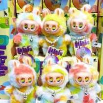 عروسک اورجینال لبوبو مدل گردنبند