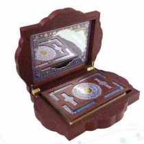 قرآن وزیری بدون ترجمه گلاسه چرم قهوه ای جعبه دار طرح صدف پلاک دار با آینه (پیام مهر عدالت.120522)