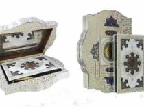 قرآن وزیری گلاسه گالینگور سفید جعبه دار طرح صدف پلاک دار با آینه (پیام مهر عدالت.110148)