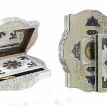 قرآن وزیری گلاسه گالینگور سفید جعبه دار طرح صدف پلاک دار با آینه (پیام مهر عدالت.110148)
