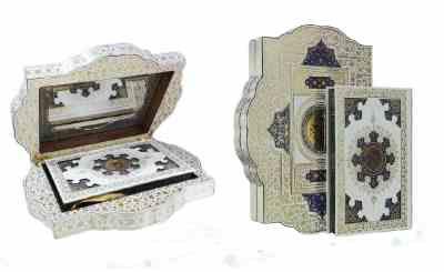 قرآن وزیری گلاسه گالینگور سفید جعبه دار طرح صدف پلاک دار با آینه (پیام مهر عدالت.110148)