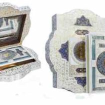 قرآن وزیری معطر بدون ترجمه گالینگور سفید جعبه دار طرح صدف با آینه پلاک دار (پیام مهر عدالت.120324)