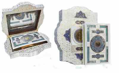 قرآن وزیری معطر بدون ترجمه گالینگور سفید جعبه دار طرح صدف با آینه پلاک دار (پیام مهر عدالت.120324)