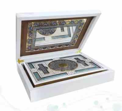 قرآن وزیری بدون ترجمه گلاسه گالینگور سفید عروس جعبه دار پلاک رنگی با آینه نفیس کادویی (پیام مهر عدال