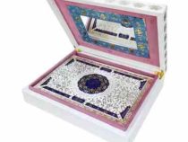قرآن وزیری بدون ترجمه گلاسه سفید عروس جعبه دار پلاک رنگی جدید با آینه (پیام مهر عدالت.120520)