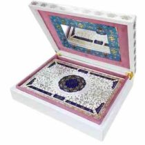 قرآن وزیری بدون ترجمه گلاسه سفید عروس جعبه دار پلاک رنگی جدید با آینه (پیام مهر عدالت.120520)