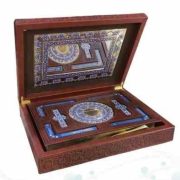 قرآن وزیری بدون ترجمه گلاسه چرم جعبه دار پلاک رنگی با آینه نفیس کادویی (پیام مهر عدالت.120458)