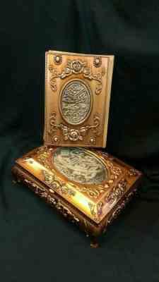 القرآن الکریم (وزیری.جعبه .طرح ورساچ.پیروز)